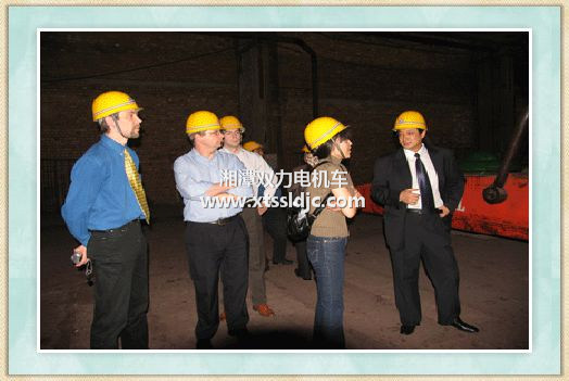 贊比亞客人檢驗雙力電機車.jpg 贊比亞客人檢驗雙力電機車.jpg